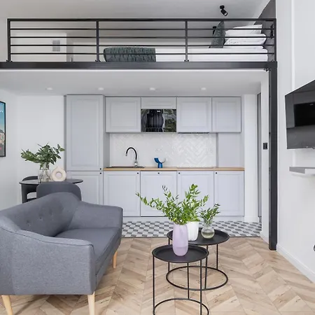 Flint & Feather With Balcony By Square - Old Town Apartmán *