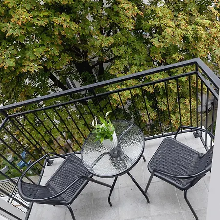 Flint & Feather With Balcony By Square - Old Town