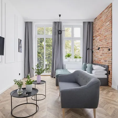 Flint & Feather With Balcony By Square - Old Town Apartamento *