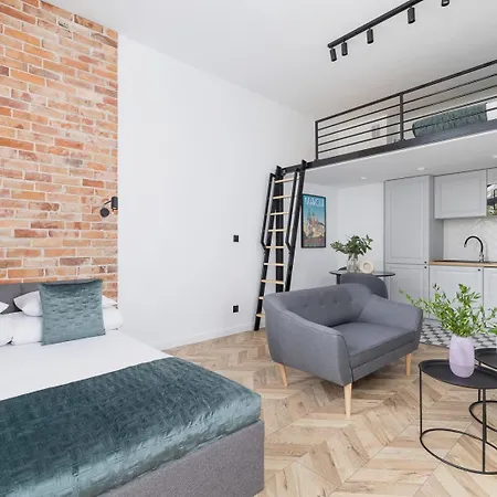 Flint & Feather With Balcony By Square - Old Town דירה